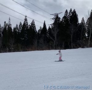 スキーで滑る子供を撮影